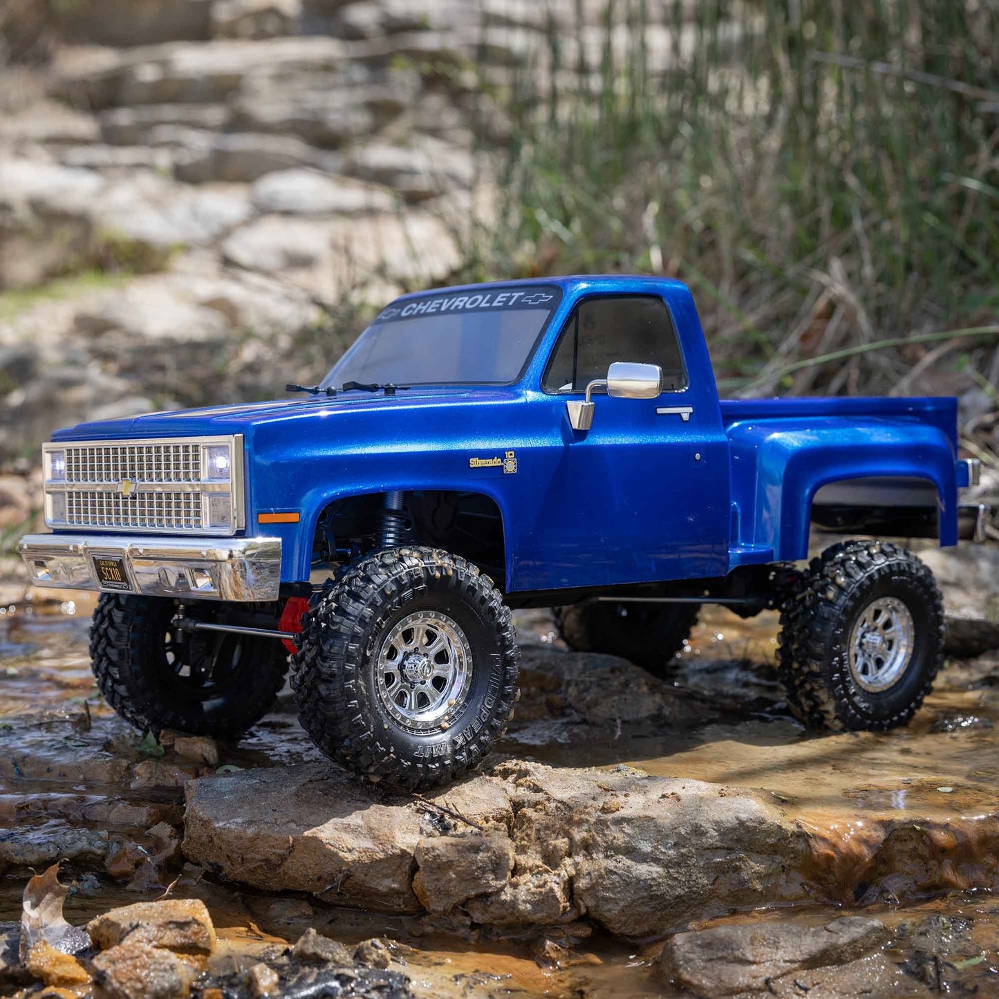 1/10 SCX10 III Base Camp 1982 Chevrolet K10 Ready to Run (Blue) (AXI03030T1)_26