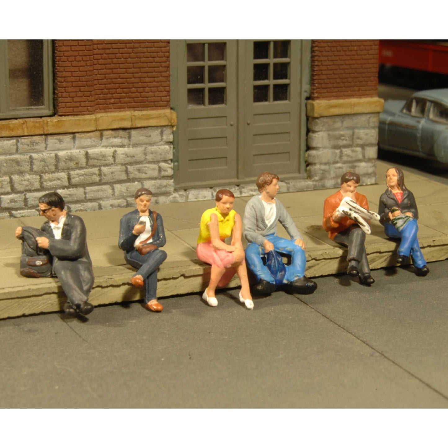 N Miniature Seated Platform Passengers (BAC33261)