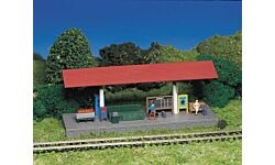 N Assmebled Station Platform with Roof and Figure 1-3/16"x3-7/8" (BAC45906)