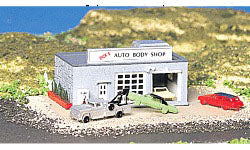N Auto Body Shop with Figures, Assembled, Plasticville U.S.A. 3-3/8"x4-7/8" (BACU6263)