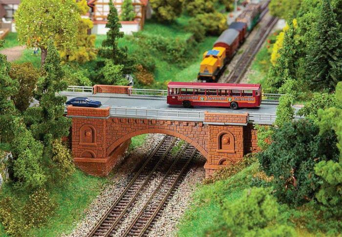N Cut-Stone Arched Highway Bridge Kit with 2" Tall Arch, 7.56"x2.94"x2.75" (FLR222572)