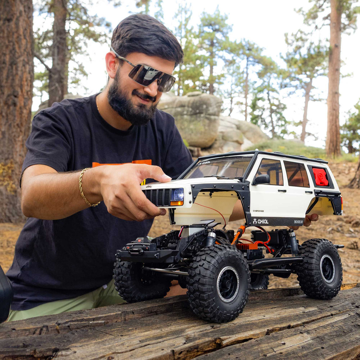 1/10 SCX10 III Jeep Cherokee XJ Ready to Run (White) (AXI-2037T2)_26