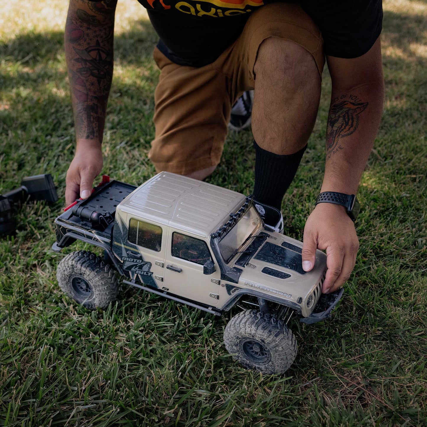 1/10 SCX10 III Jeep JT Gladiator Ready to Run (Tan) (AXI-2443T1)_6