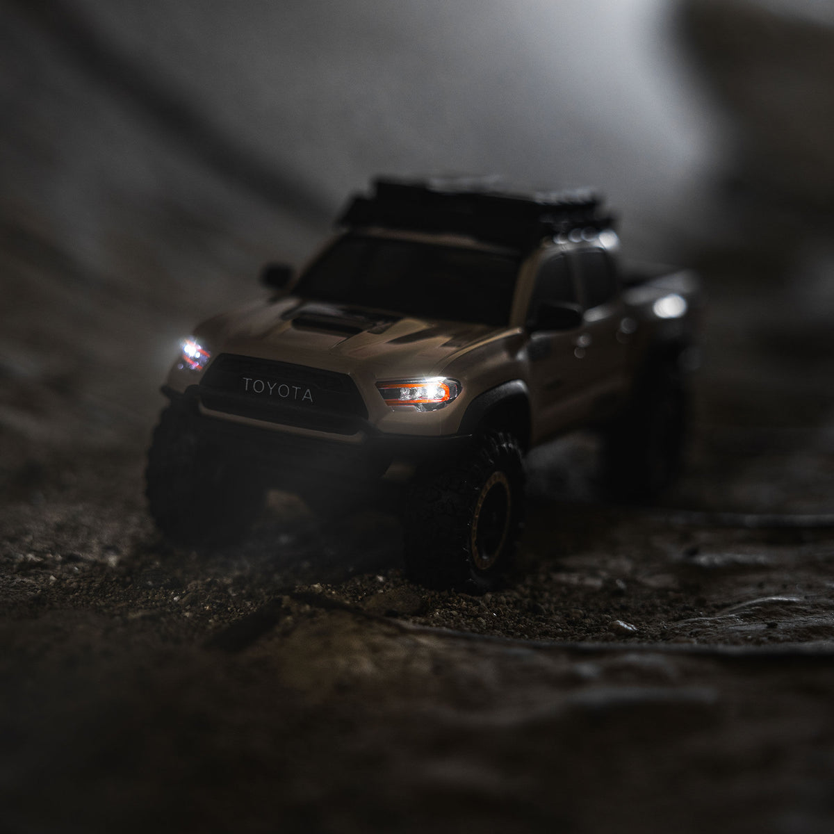1/30 SCX30 Toyota Tacoma Ready to Run with Battery and Charger (Tan) (AXI-3289T2)_10