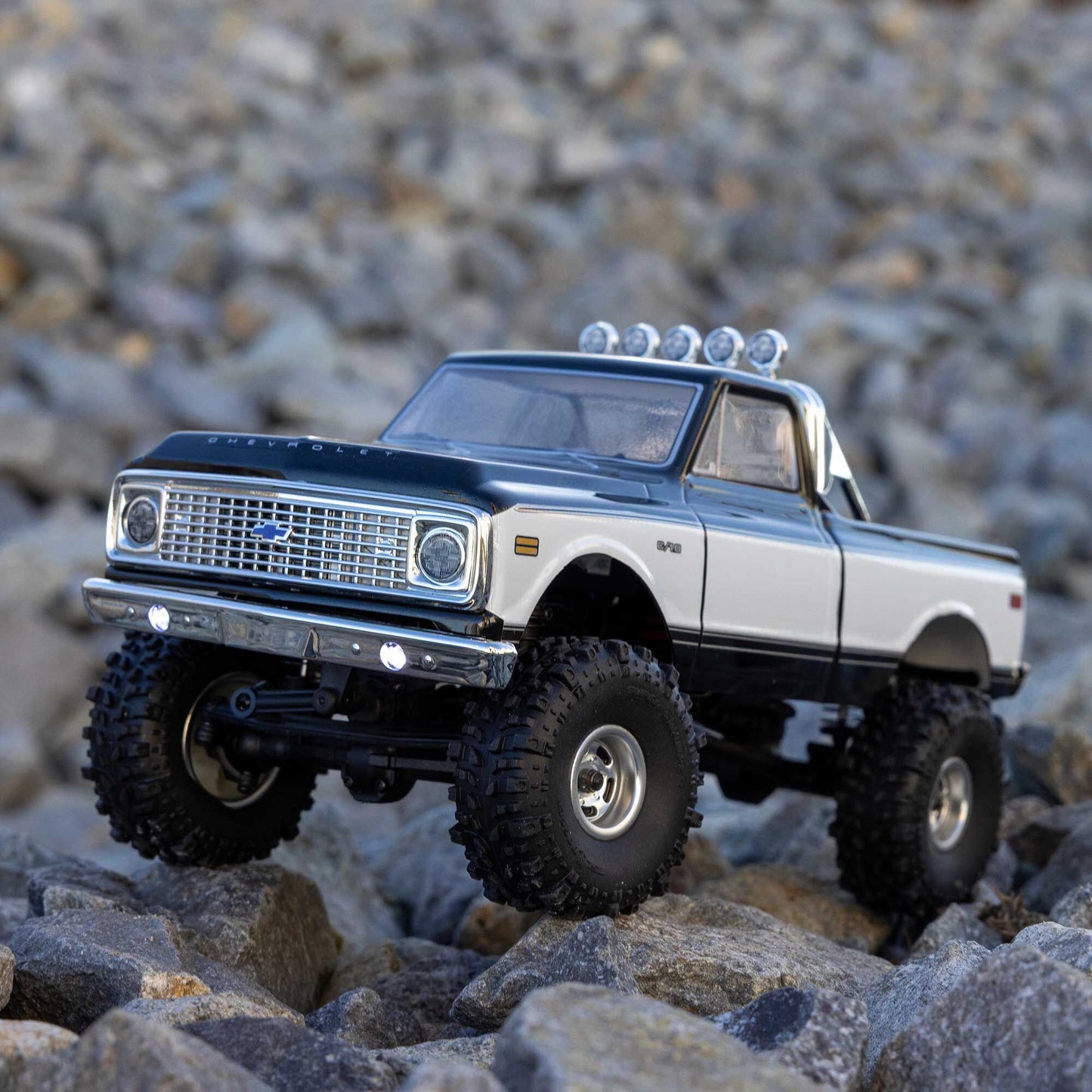 1/24 SCX24 Chevrolet C10 Ready to Run with Battery and Charger (Black) (AXI-3408T1)_25
