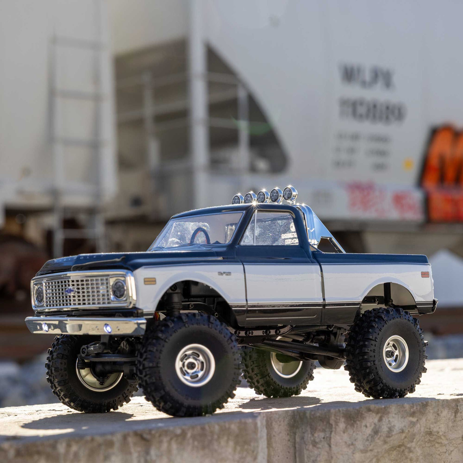 1/24 SCX24 Chevrolet C10 Ready to Run with Battery and Charger (Black) (AXI-3408T1)_14