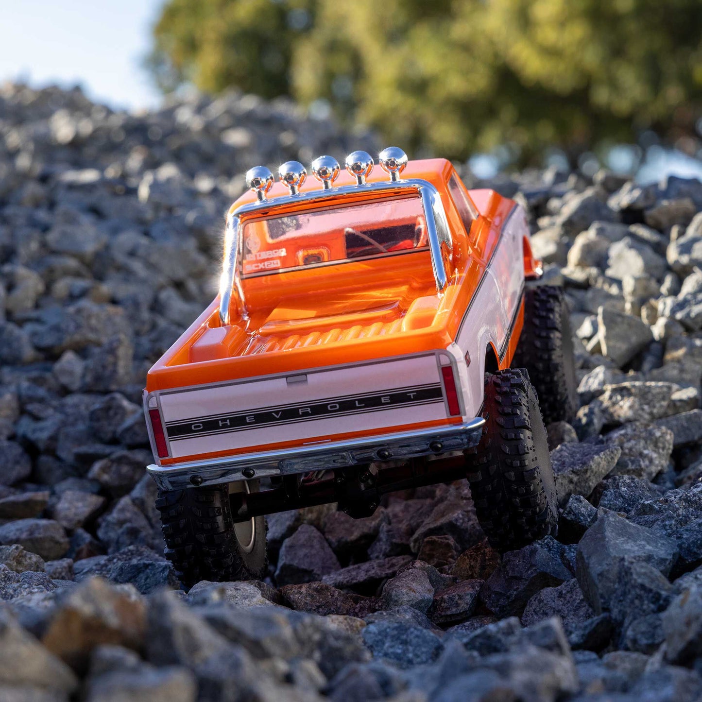 1/24 SCX24 Chevrolet C10 Ready to Run with Battery and Charger (Orange) (AXI-3408T2)_19