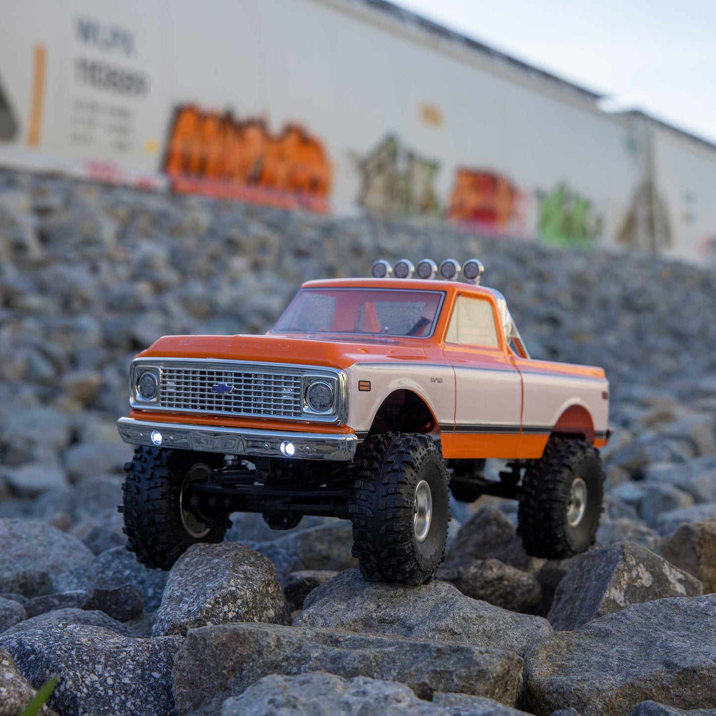 1/24 SCX24 Chevrolet C10 Ready to Run with Battery and Charger (Orange) (AXI-3408T2)_2