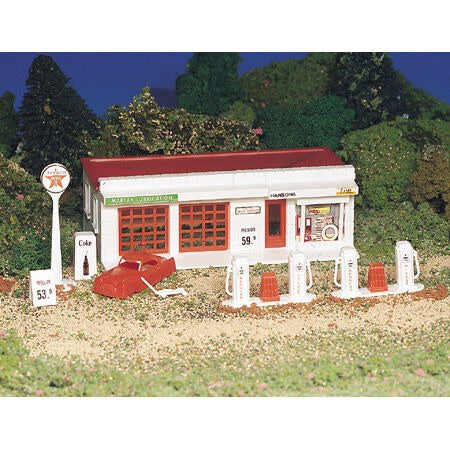 HO Snap KIT Gas Station Plastic Model Kit (BAC45174)