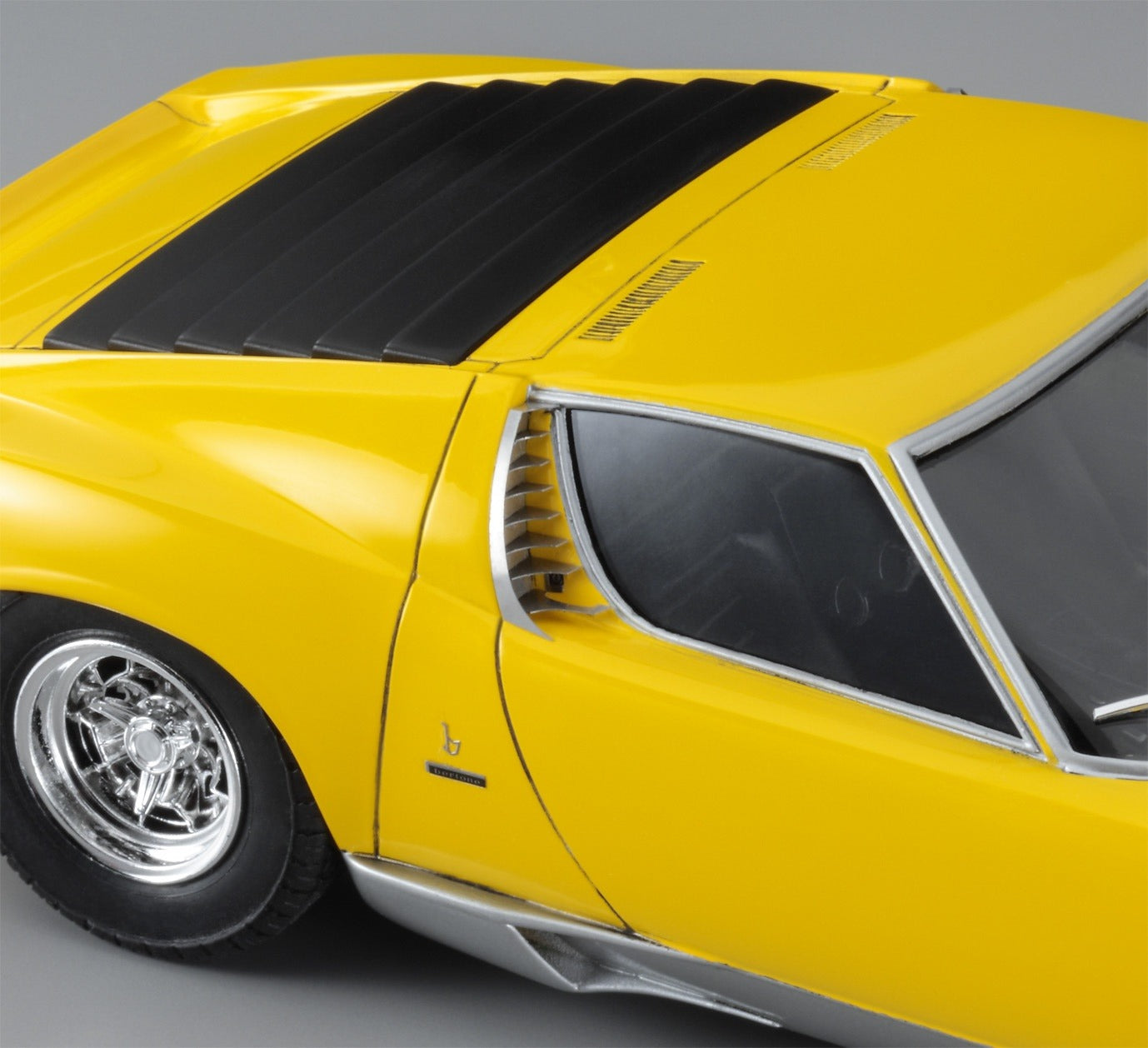 1/24 Lamborghini Miura P400 SV "Detail Up Version" Yellow Plastic Model Kit (HSG20511)