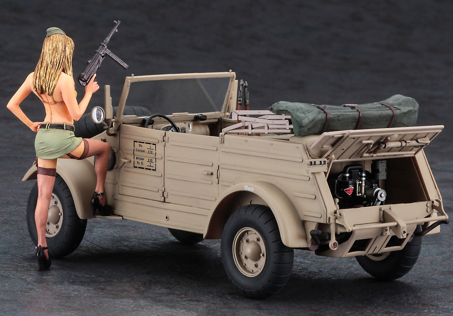 1/24 Pkw.K1 Kubelwagen Type 82 Balloon Tire with Blonde Girl Figure Plastic Model Kit (HSG52273)