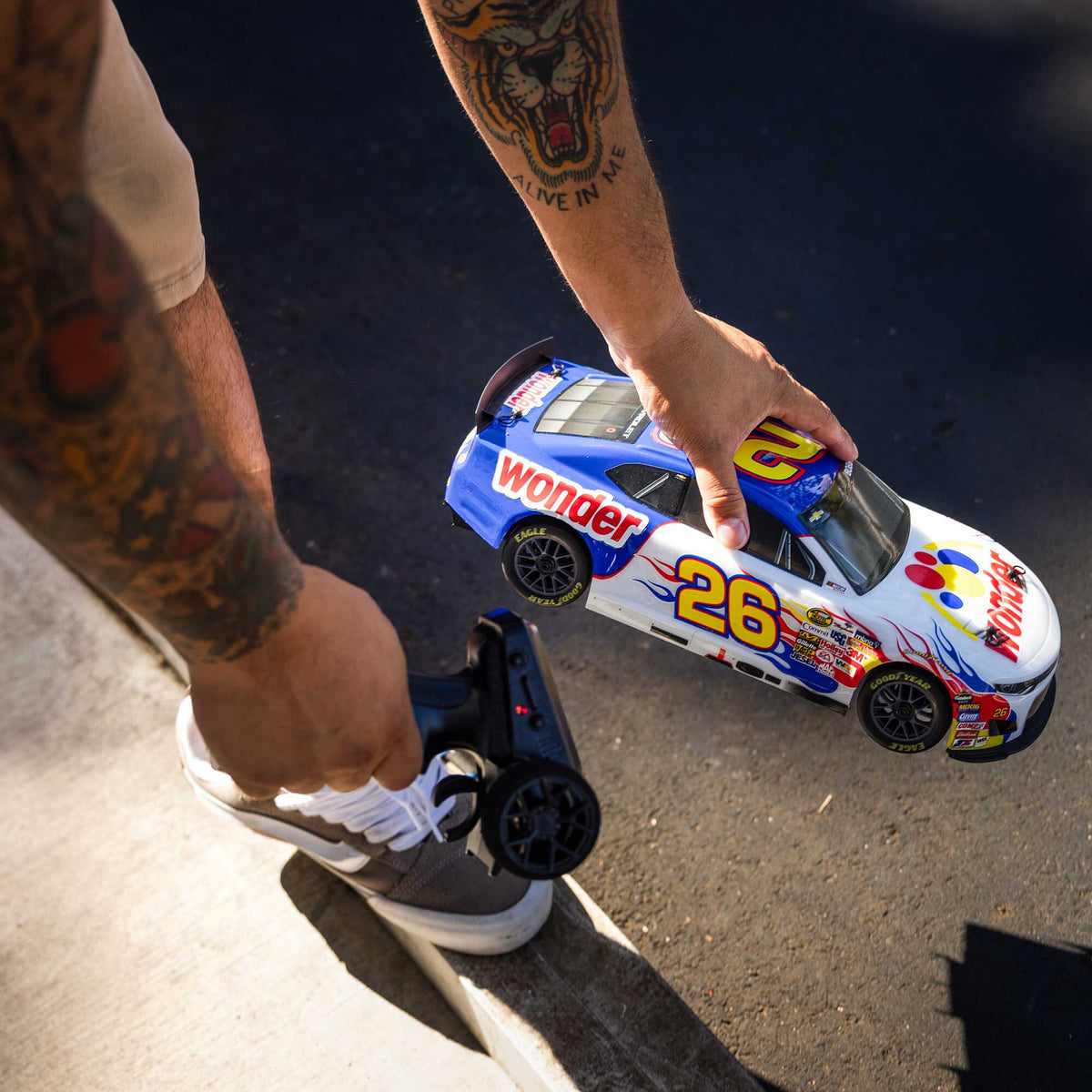 1/12 NASCAR RC Racecar Ready to Run with Battery and Charger (Fantasy Ricky Bobby #26 Wonder Bread 2026 Chevrolet Camaro ZL1) (LOSF1122626)_20