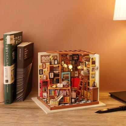 Sam's Study Library Miniature Wooden Model Kit (ROEDG102)