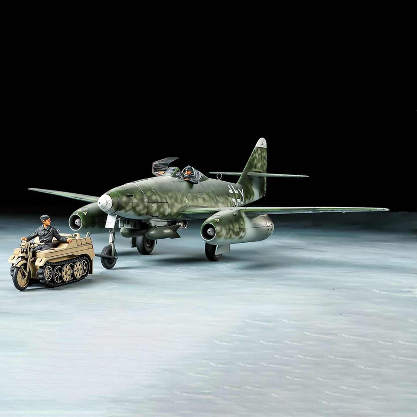 1/48 Messerschmitt Me262 A-2A with Kettenkraftrad Limited Edition Plastic Model Kit (TAM25215)