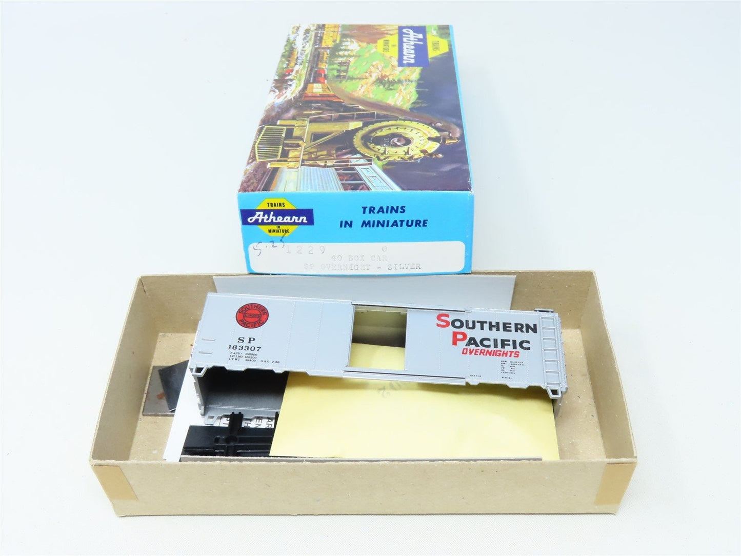 HO SP Southern Pacific 'Overnights' 40' Boxcar Kit #163307 (ATH1229)