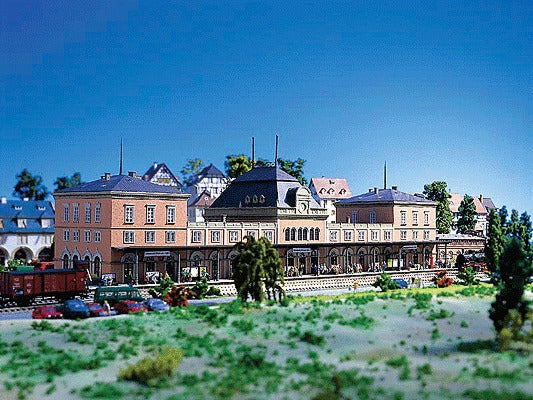HO Weinstasse Railway Station, 31.69"x11"x10.75" (FLR110111)