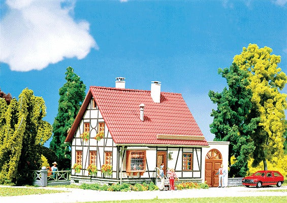 N Timbered House with Garage, Assembled, 2.75"x3"x2.25" (FLR252215)
