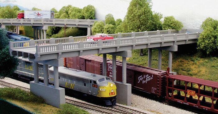 N 1930s Highway Overpass Kit with 4 Piers, Scale 150' (RIX153)