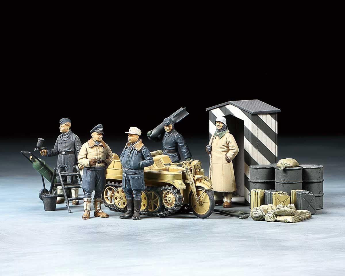 1/48 German Luftwaffe Crew Winter (5) with Kettenkraftrad Plastic Model Kit (TAM32412)