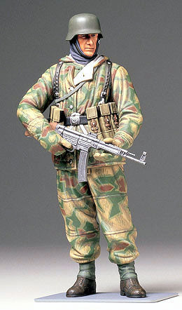 1/16 WWII German Infantryman Plastic Model Kit (TAM36304)