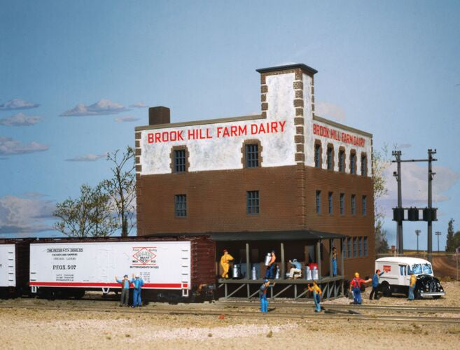 HO Brook Hill Farm Dairy Kit (933-3010)